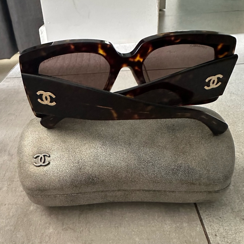 Chanel Brown Tortoiseshell Sunglasses with Logo